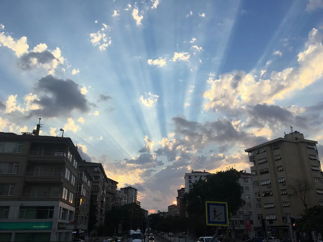 Gökyüzü ve Binalar Manzarası