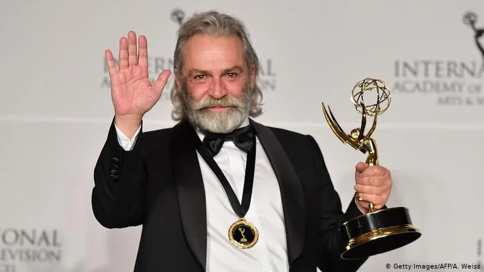 Haluk Bilginer'e Uluslararası Emmy Ödüllerinde En İyi Erkek Oyuncu Ödülü Verildi