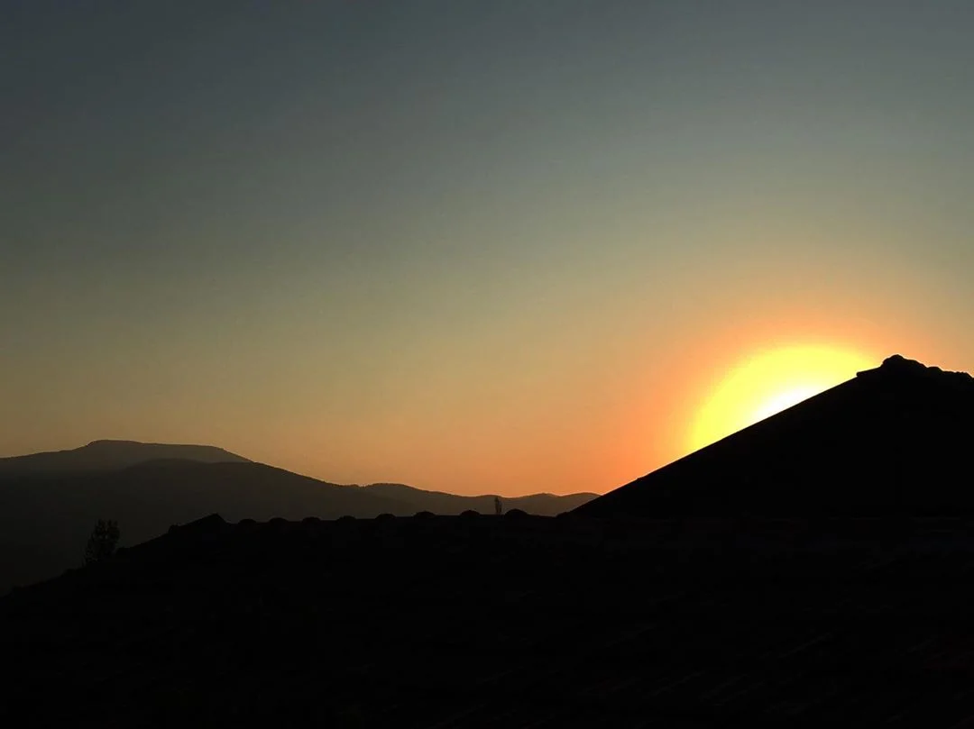 Tepe ve Güneş Işığı Manzarası